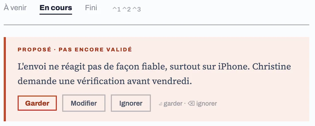 Un encadré vermillon « Proposé · pas encore validé » portant un résumé suggéré, avec les boutons Garder, Modifier et Ignorer.
